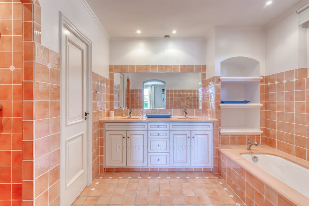 21 - Bastide Eternelle: Villa: Bathroom