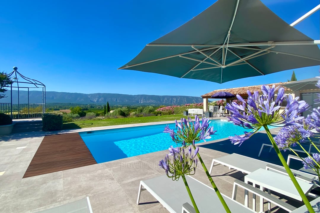 Air-conditioned vacation rental with heated pool in the Luberon