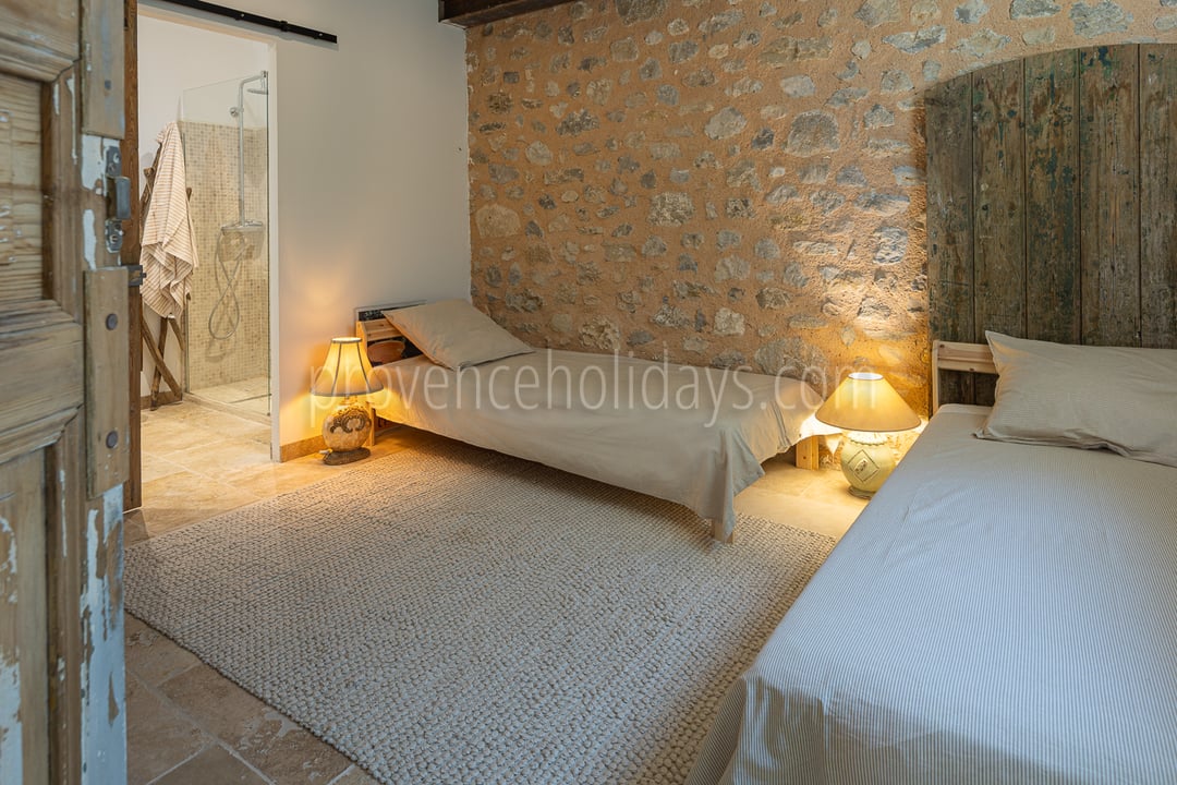 82 - La Chapelle des Alpilles: Villa: Bedroom