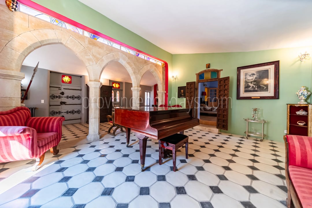 19 - Character estate in Cucuron: Villa: Interior