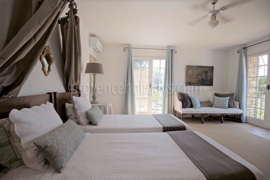 45 - Mas de Gordes: Villa: Bedroom
