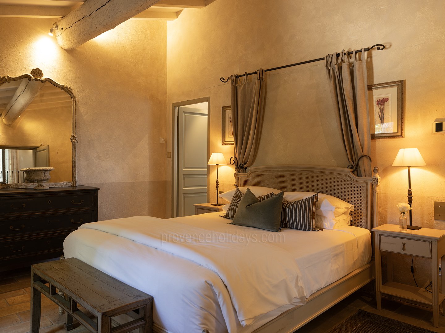 8 - Bastide Provençale: Villa: Bedroom