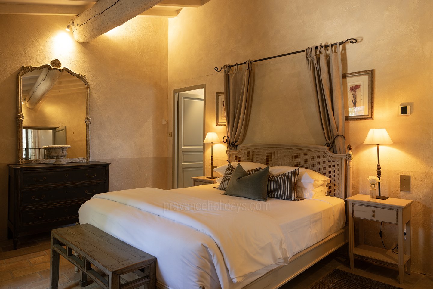 8 - Bastide Provençale: Villa: Bedroom