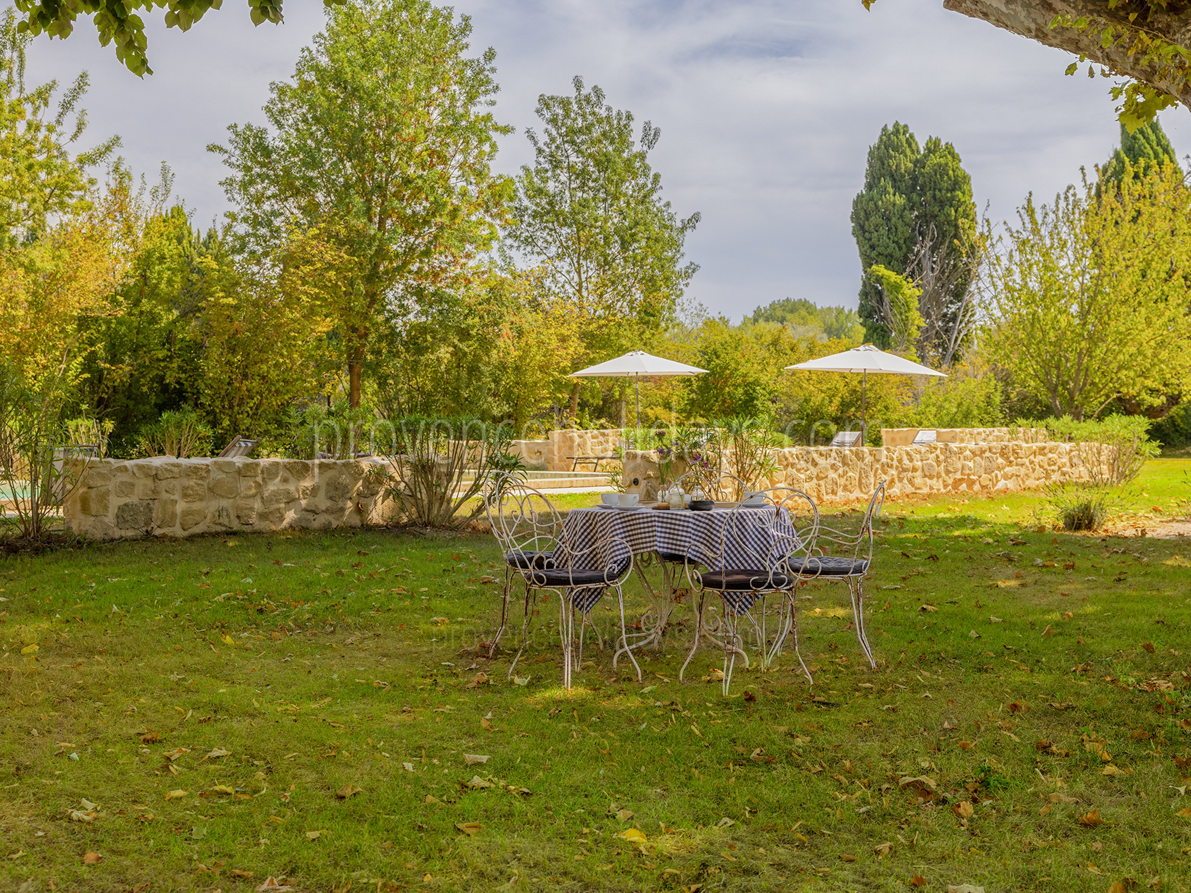 22 - Le Mas d\'Entraigues: Villa: Exterior
