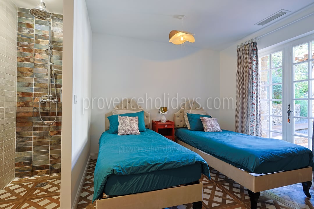 24 - Le Mas de la Garde: Villa: Bedroom