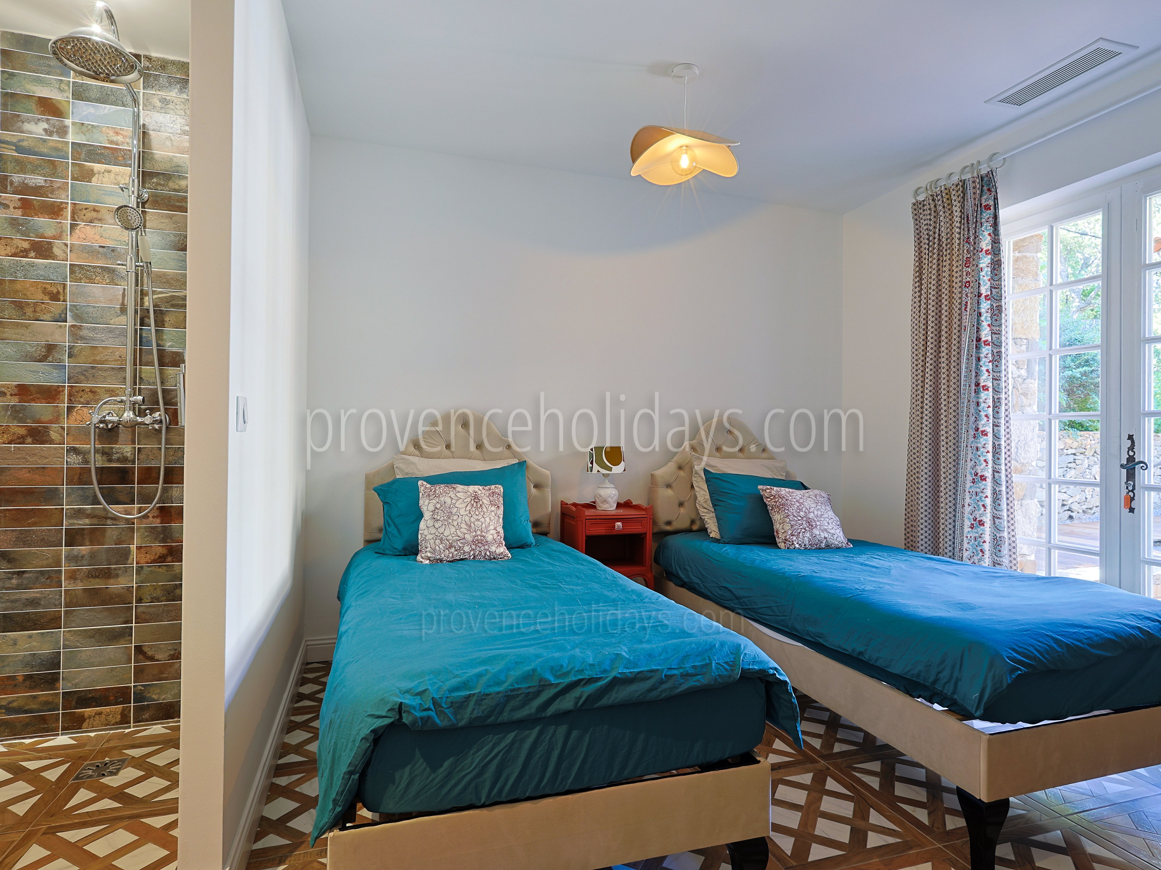 24 - Le Mas de la Garde: Villa: Bedroom