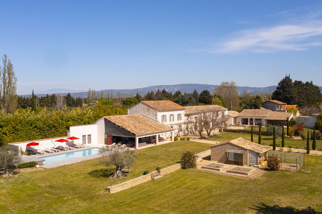Beautiful farmhouse for twenty Guests in the Luberon