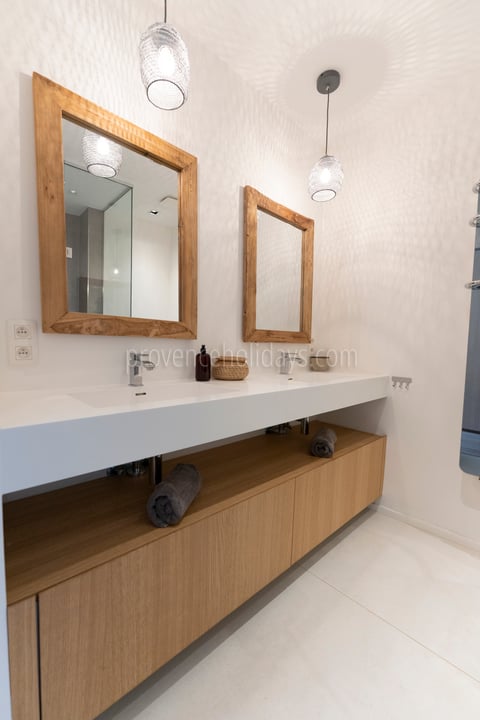17 - Villa Lucia: Villa: Bathroom