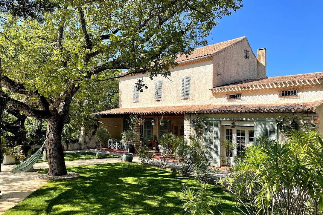 Beautiful farmhouse with a private pool in Var