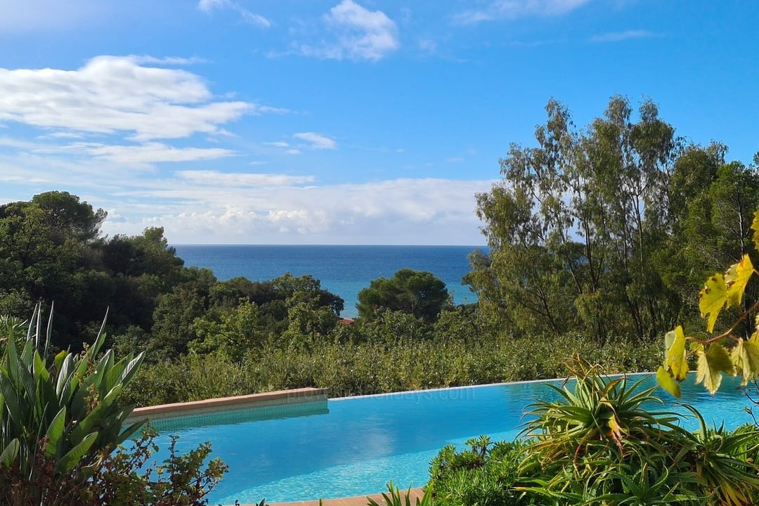 Reizendes Haus am Hang mit Meerblick, Infinity-Pool und direktem Zugang zum Strand