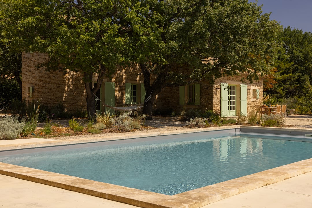 Typisches provenzalisches Bauernhaus mit Lavendelfeldern und Pool-Glückseligkeit