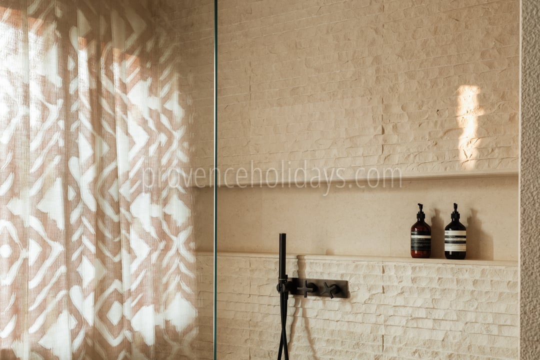 26 - La Bastide de Maussane: Villa: Bathroom