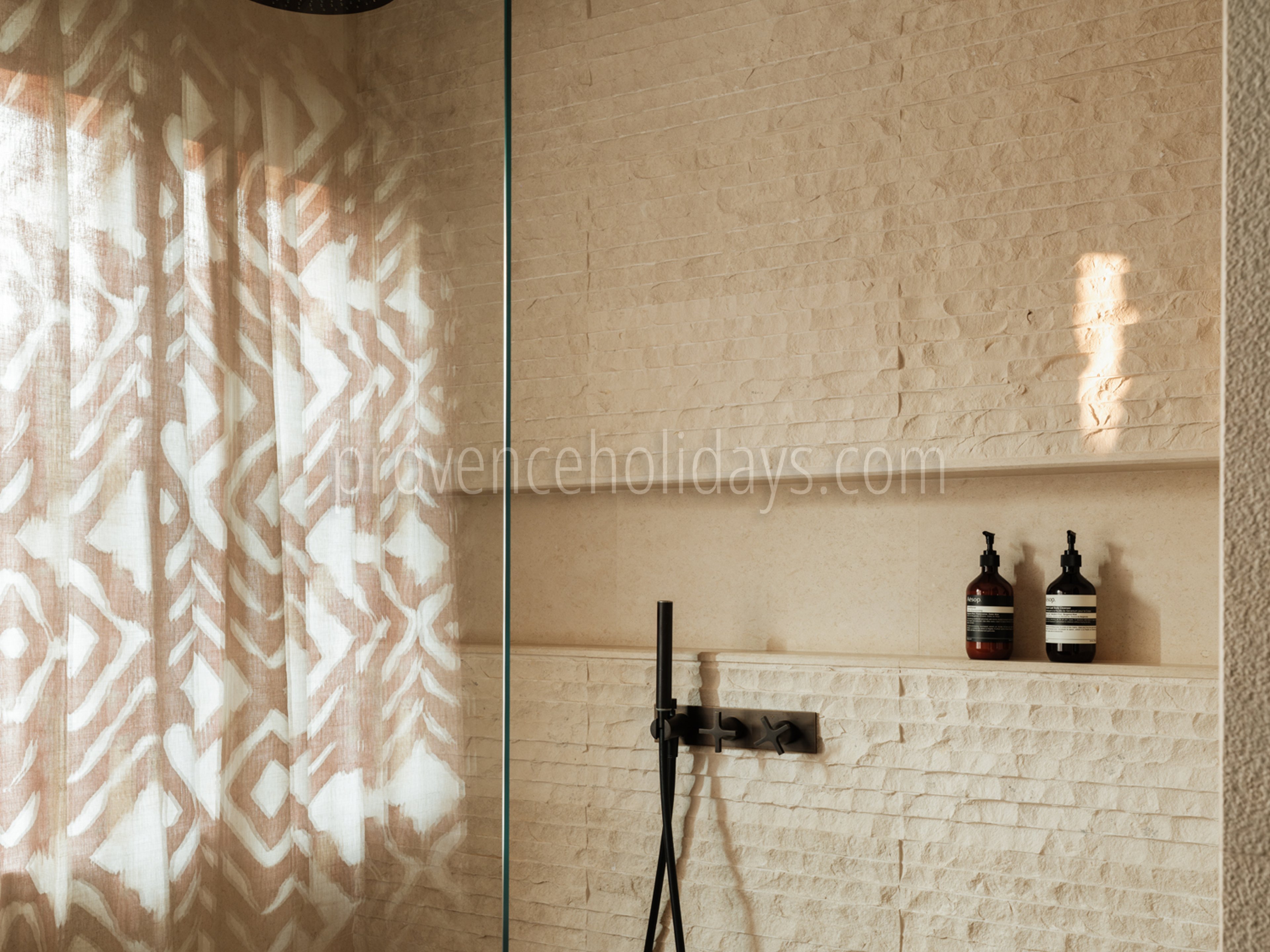 26 - La Bastide de Maussane: Villa: Bathroom