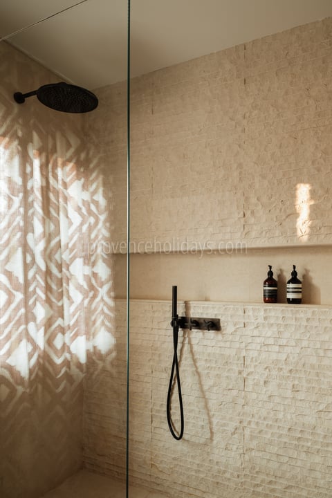 26 - La Bastide de Maussane: Villa: Bathroom