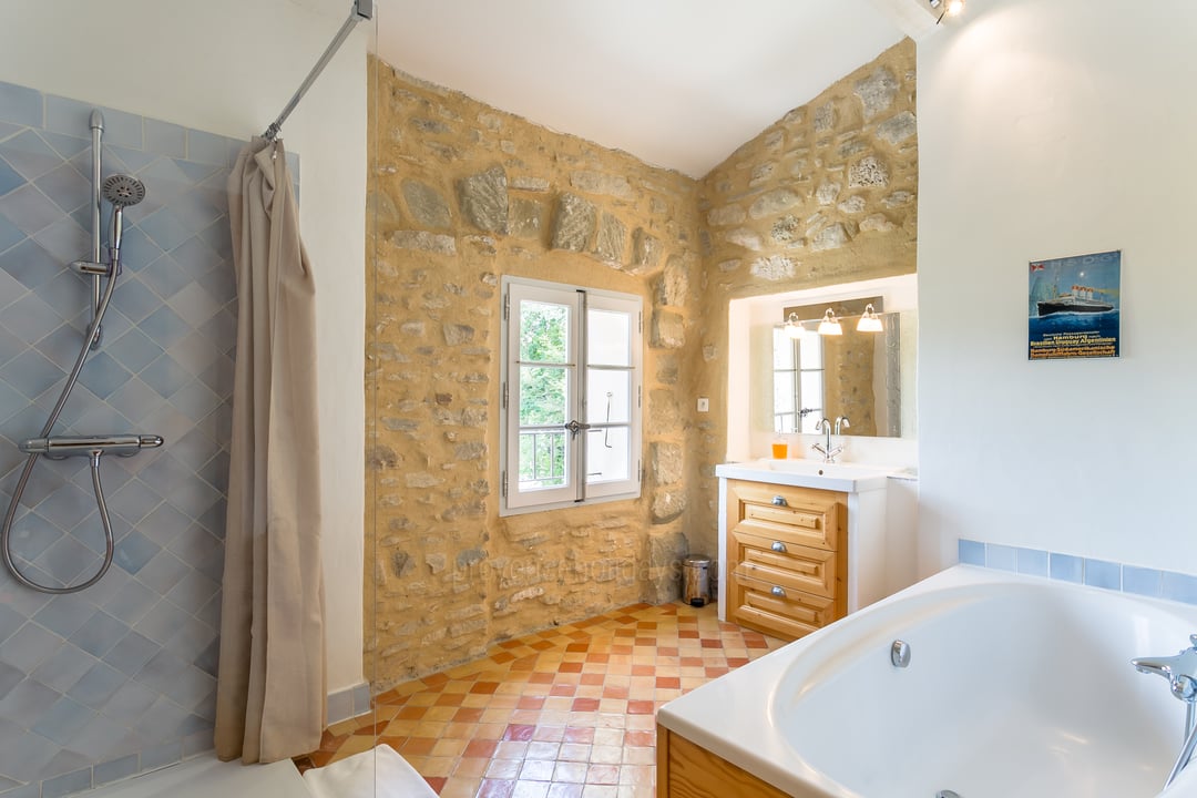 14 - Mas Aubade: Villa: Bathroom