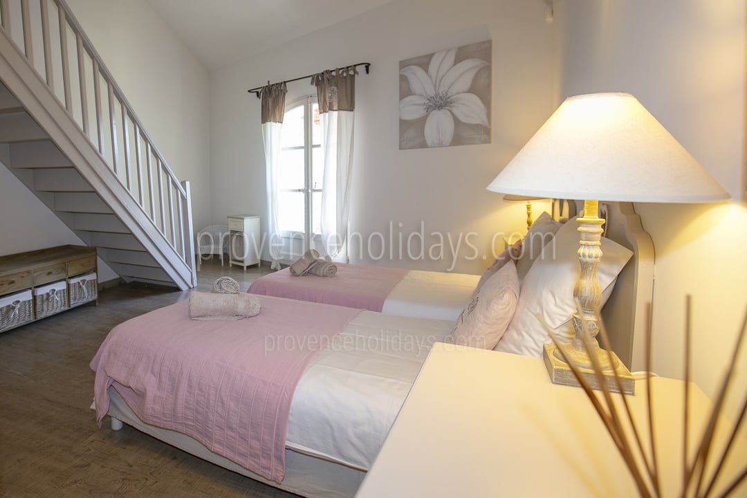 1 Room with  2 twins (90x200) and can be converted into 1 king(1)
