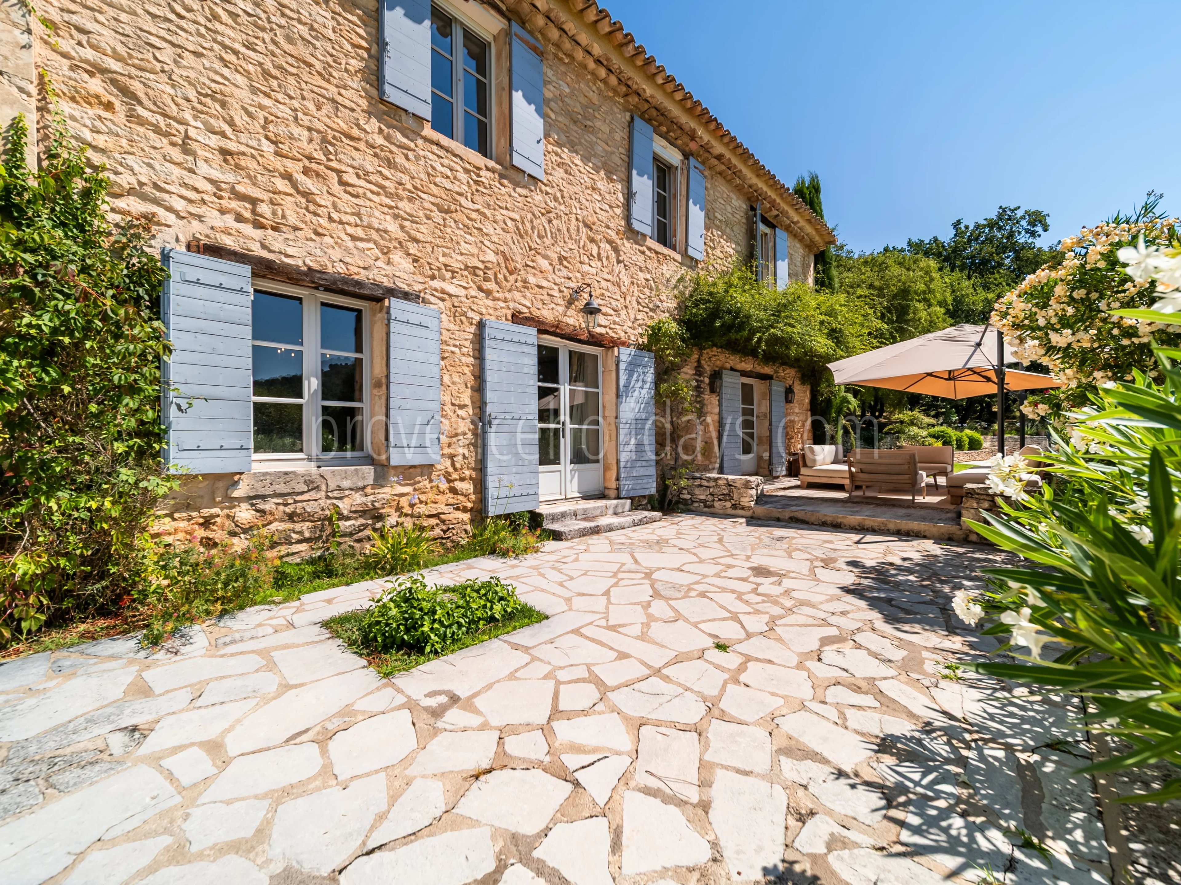 5 - Provençal mas in Ménerbes: Villa: Exterior