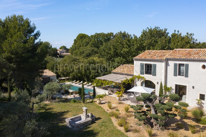 Stylish holiday rental with a heated pool near Saint-Rémy