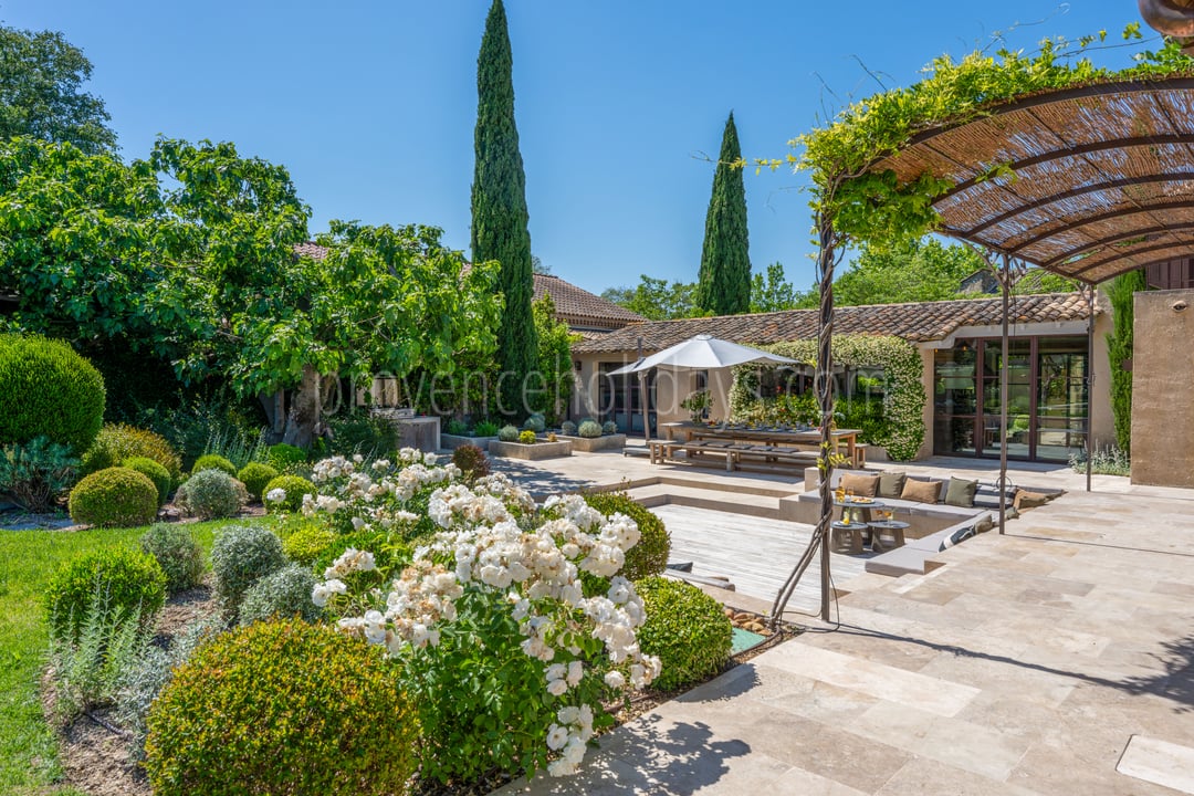 28 - Mas de la Calade: Villa: Exterior