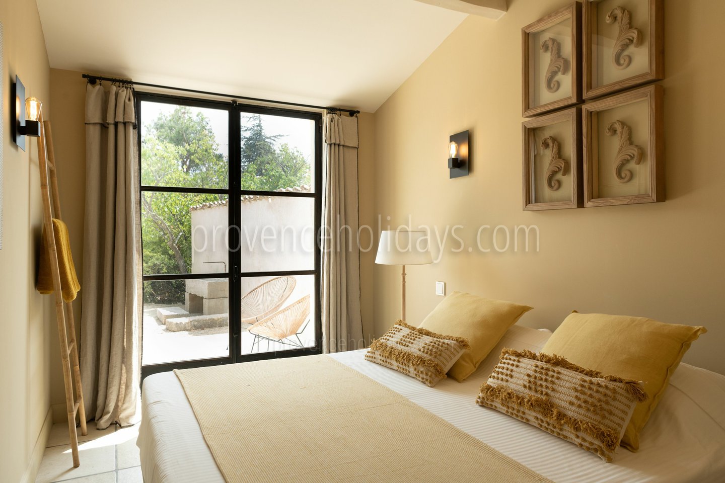 19 - Mas de Provence: Villa: Bedroom
