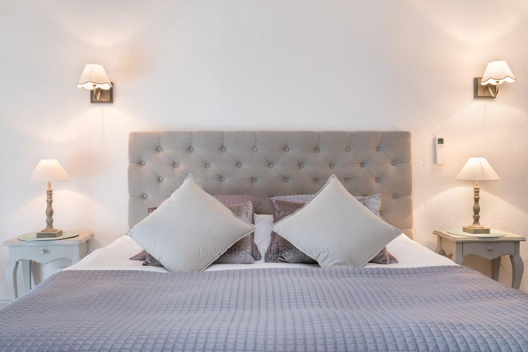 Magnificent Bastide in the heart of the Plaine des Maures 7 - Bastide du Var: Villa: Bedroom
