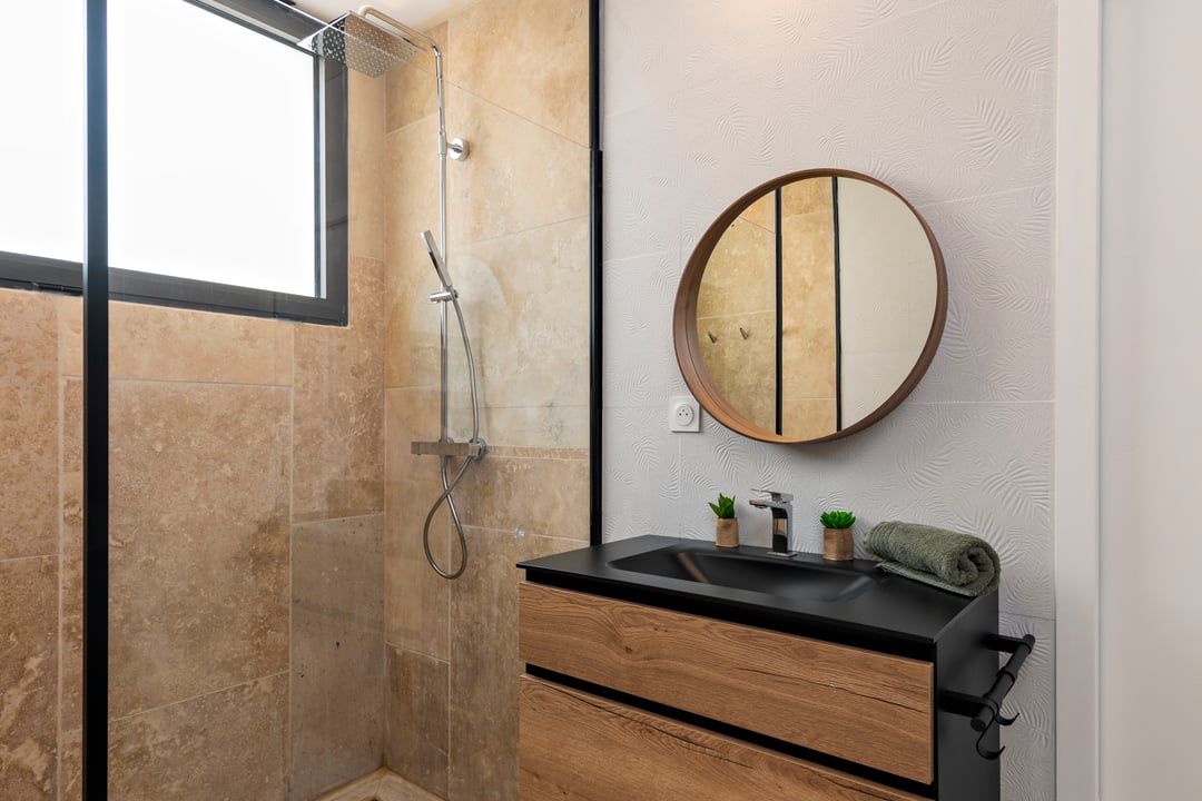 23 - Villa de Laval: Villa: Bathroom