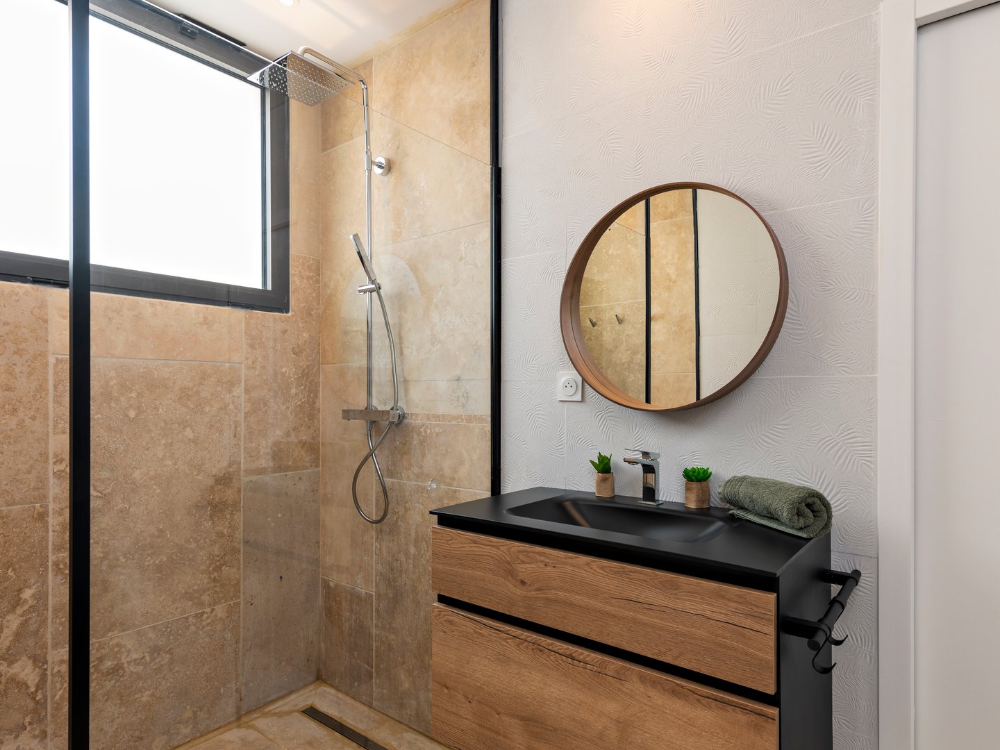 23 - Villa de Laval: Villa: Bathroom