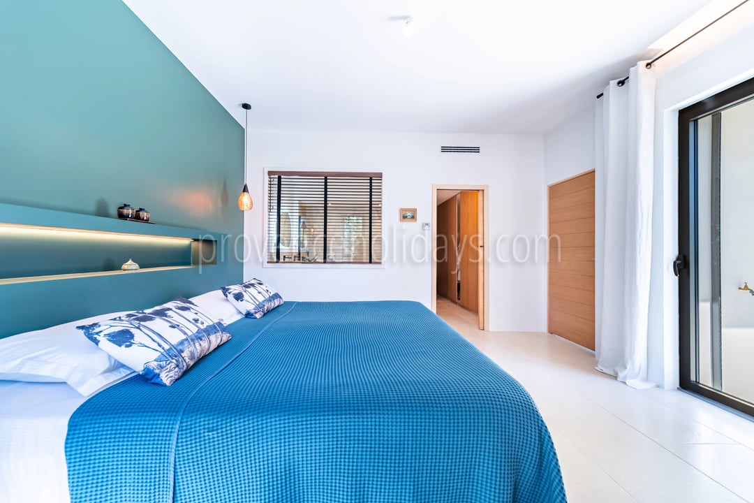 17 - Villa with pool in Gordes: Villa: Bedroom