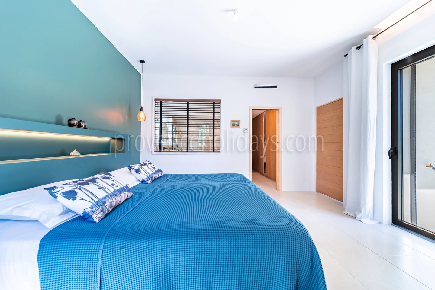 17 - Villa with pool in Gordes: Villa: Bedroom