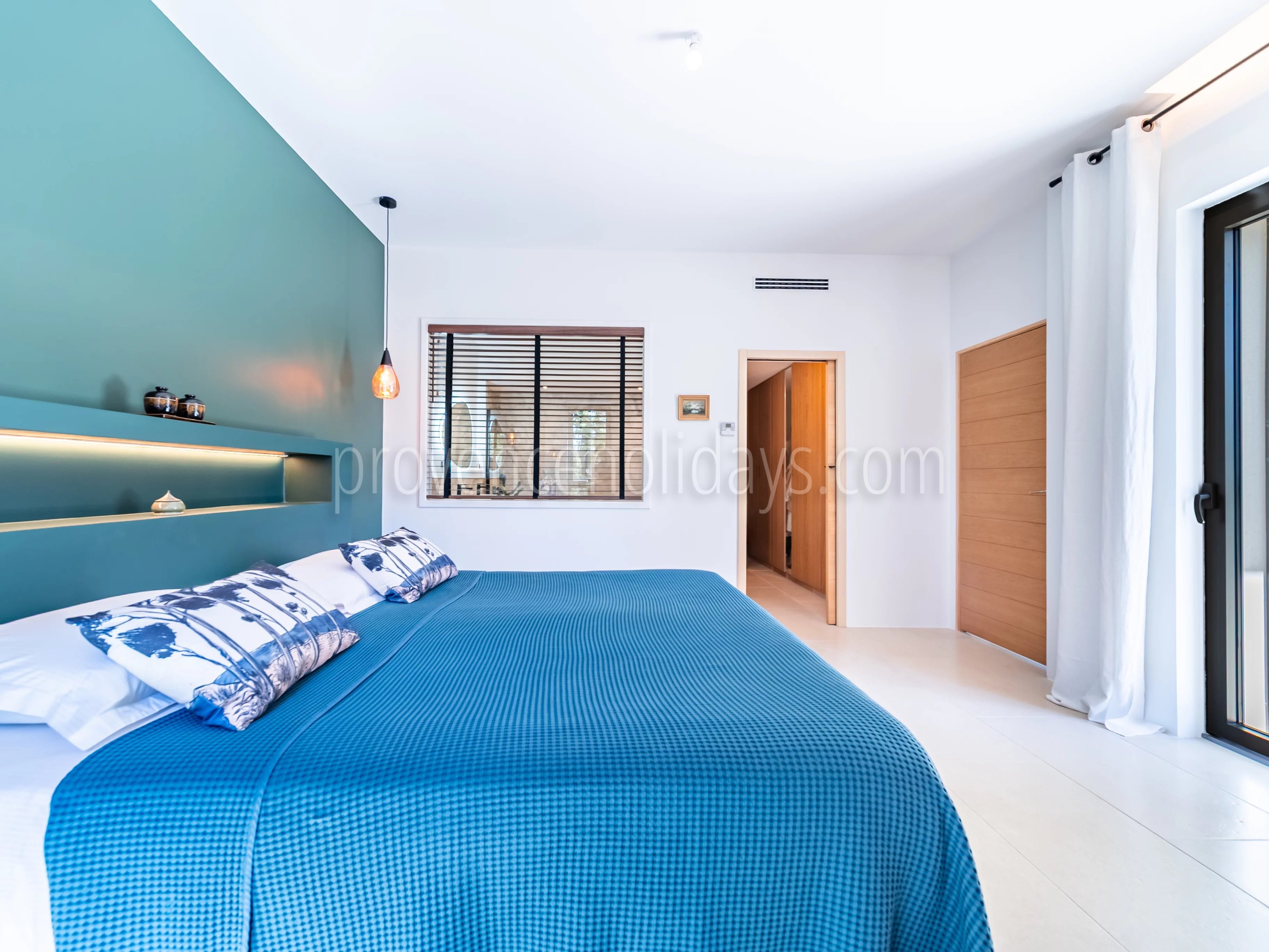 17 - Villa with pool in Gordes: Villa: Bedroom