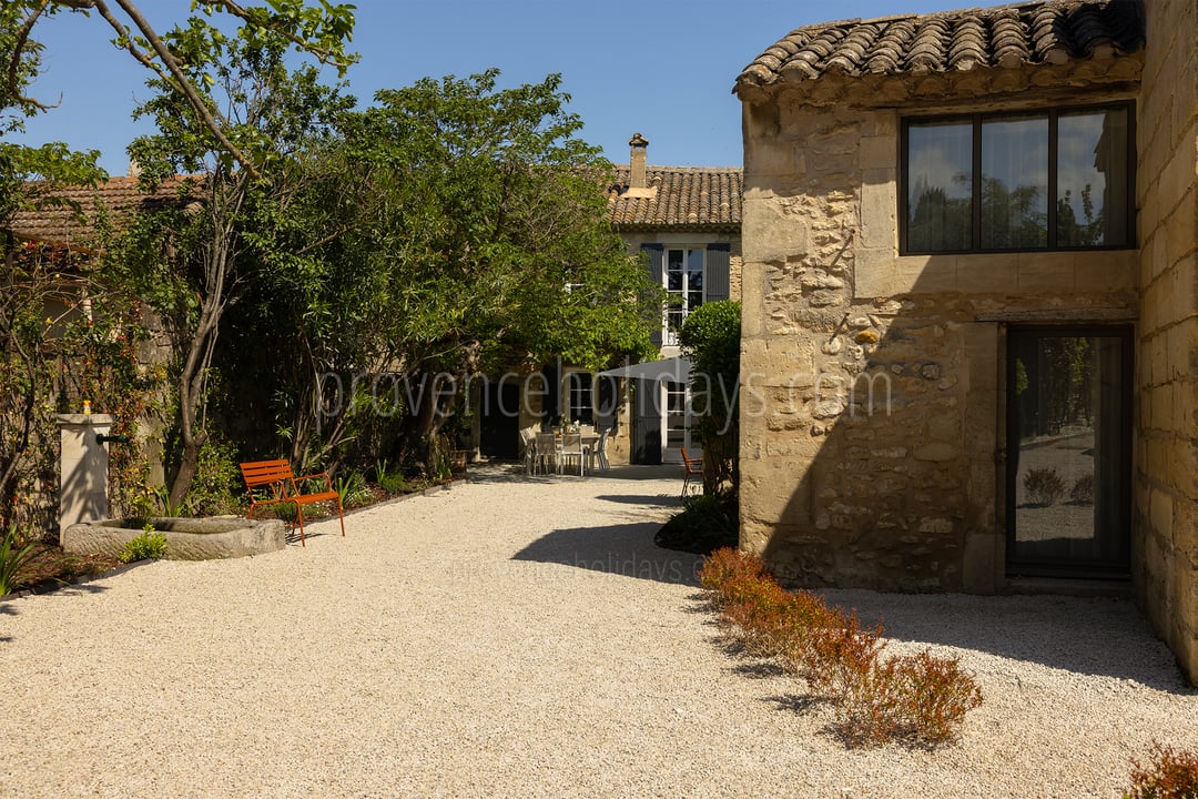 38 - Maison des Alpilles: Villa: Exterior