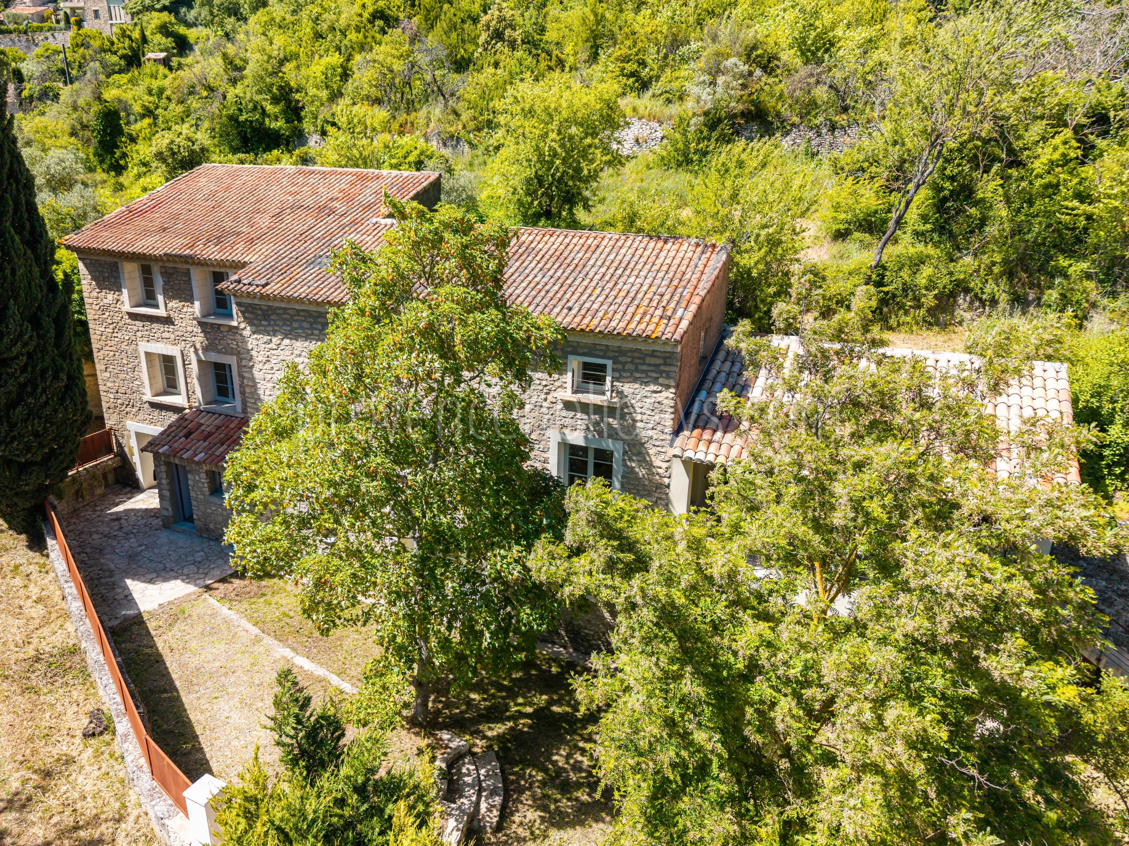 3 - Characterful house in Bonnieux: Villa: Exterior