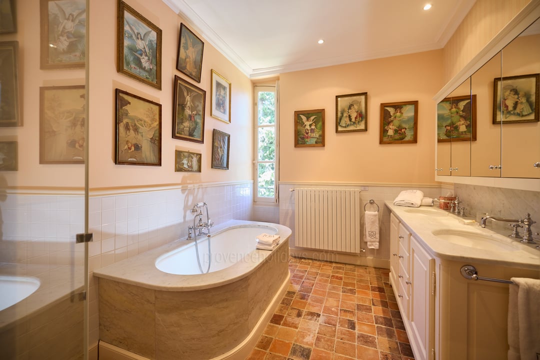 11 - Le Château: Villa: Bathroom