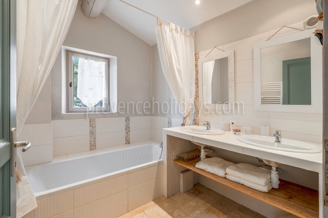 28 - Mas des Songes: Villa: Bedroom