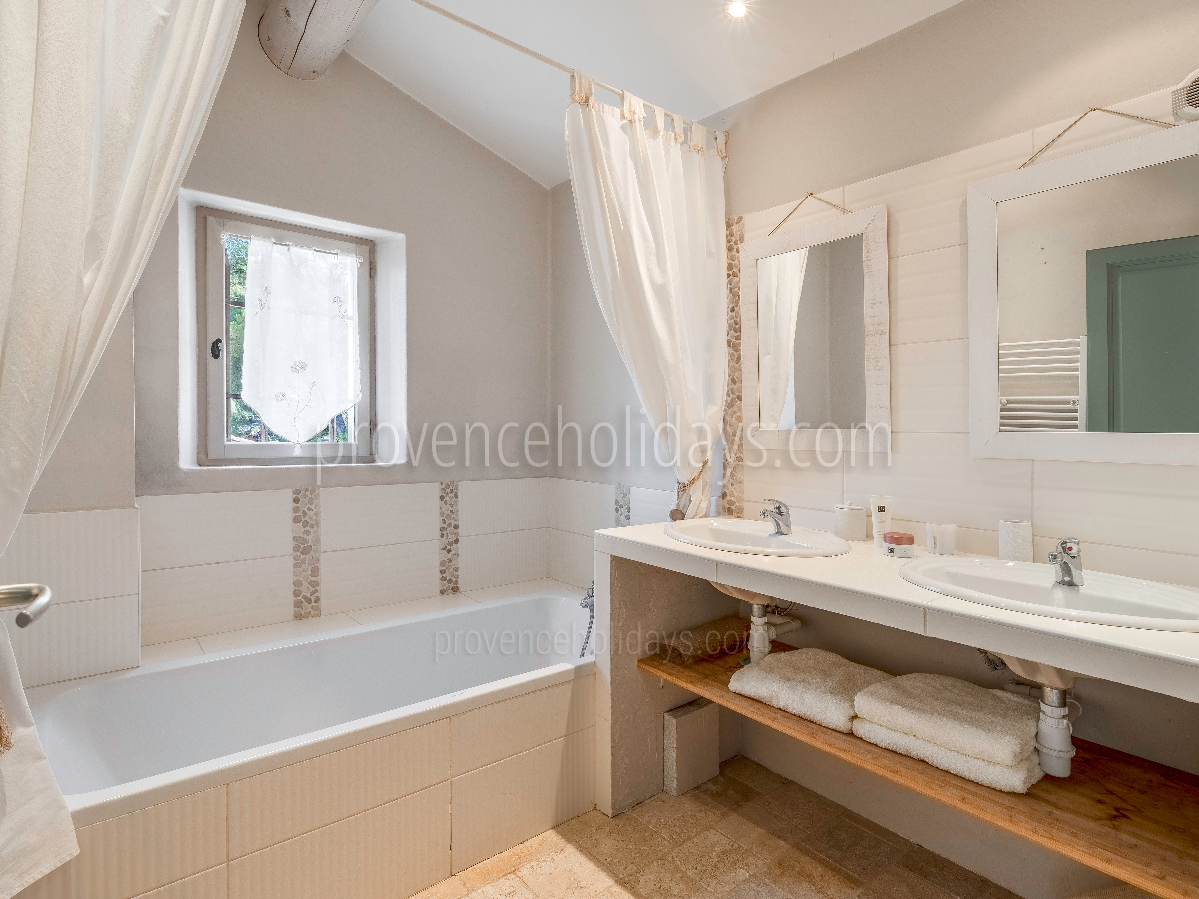 28 - Mas des Songes: Villa: Bedroom