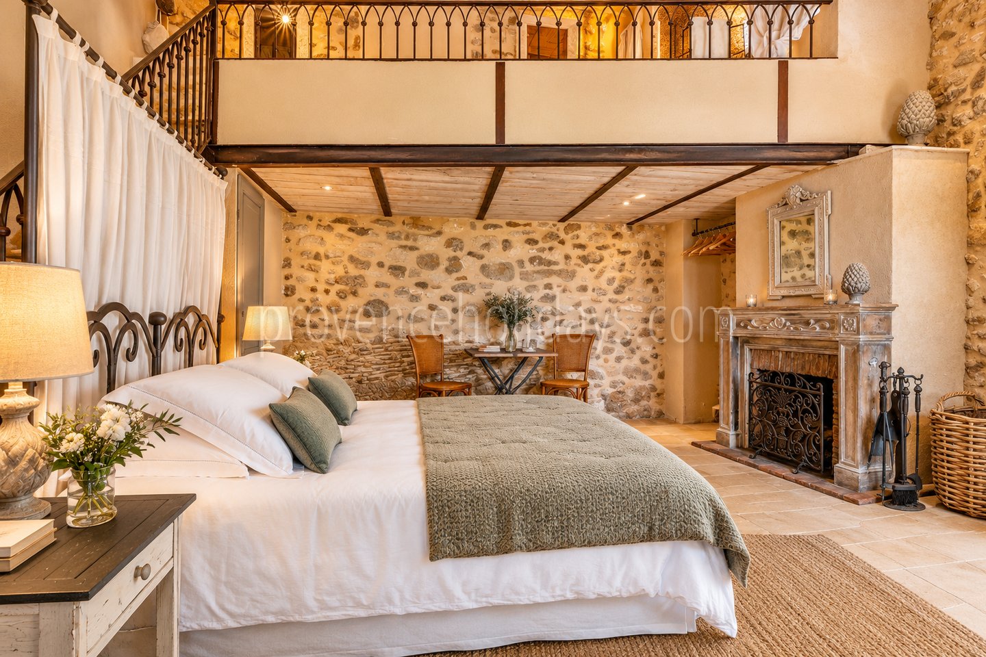 32 - Mas de Beaumes: Villa: Bedroom