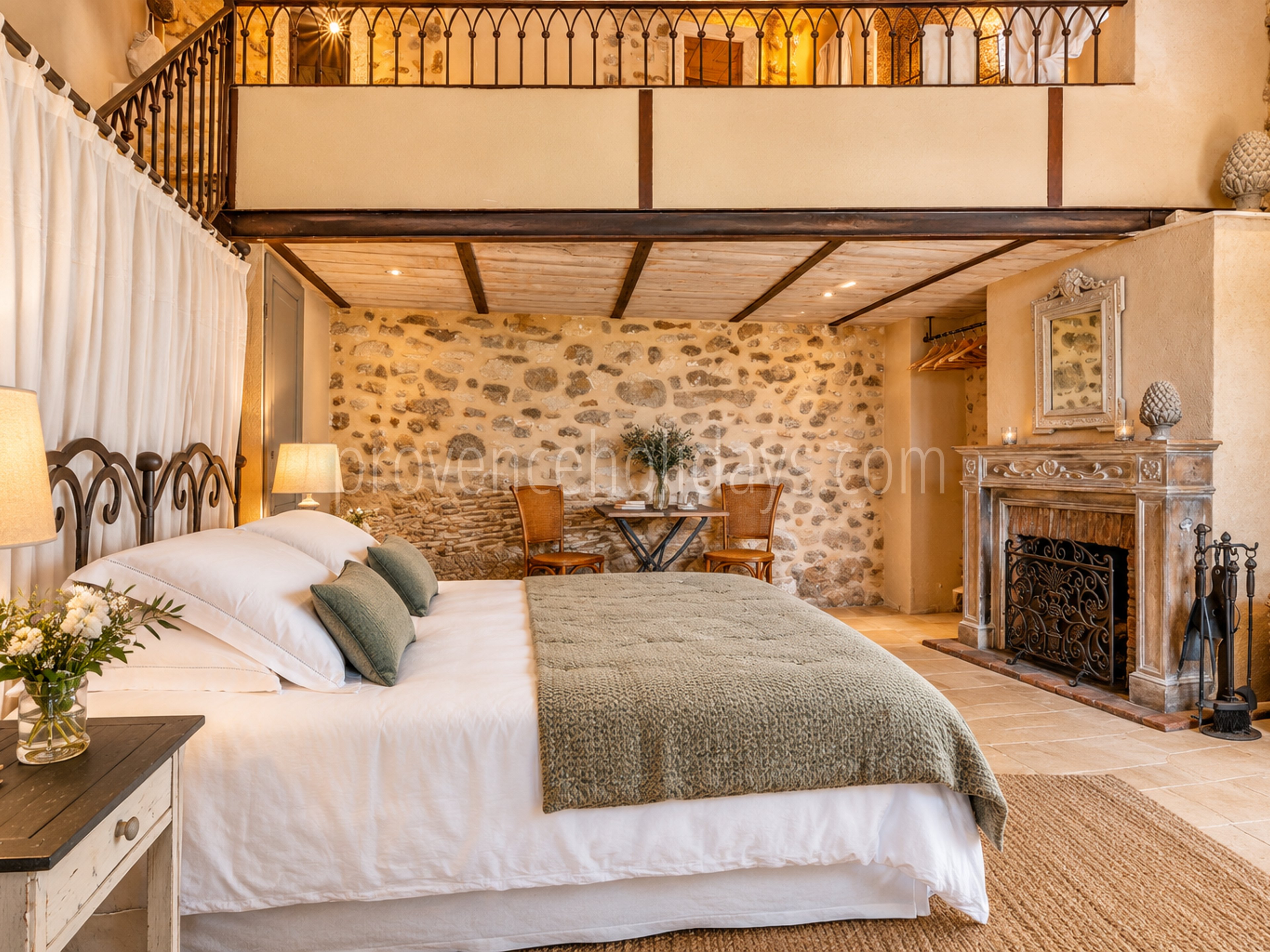 32 - Mas de Beaumes: Villa: Bedroom