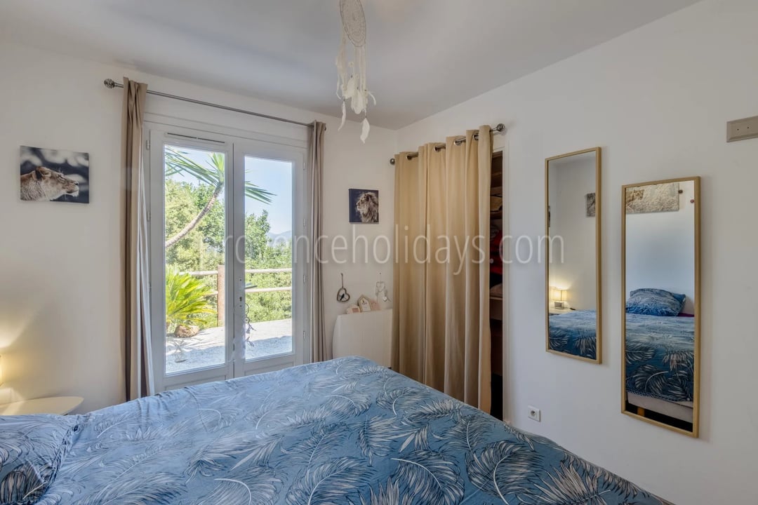 30 - Quiet house in Gassin: Villa: Bedroom