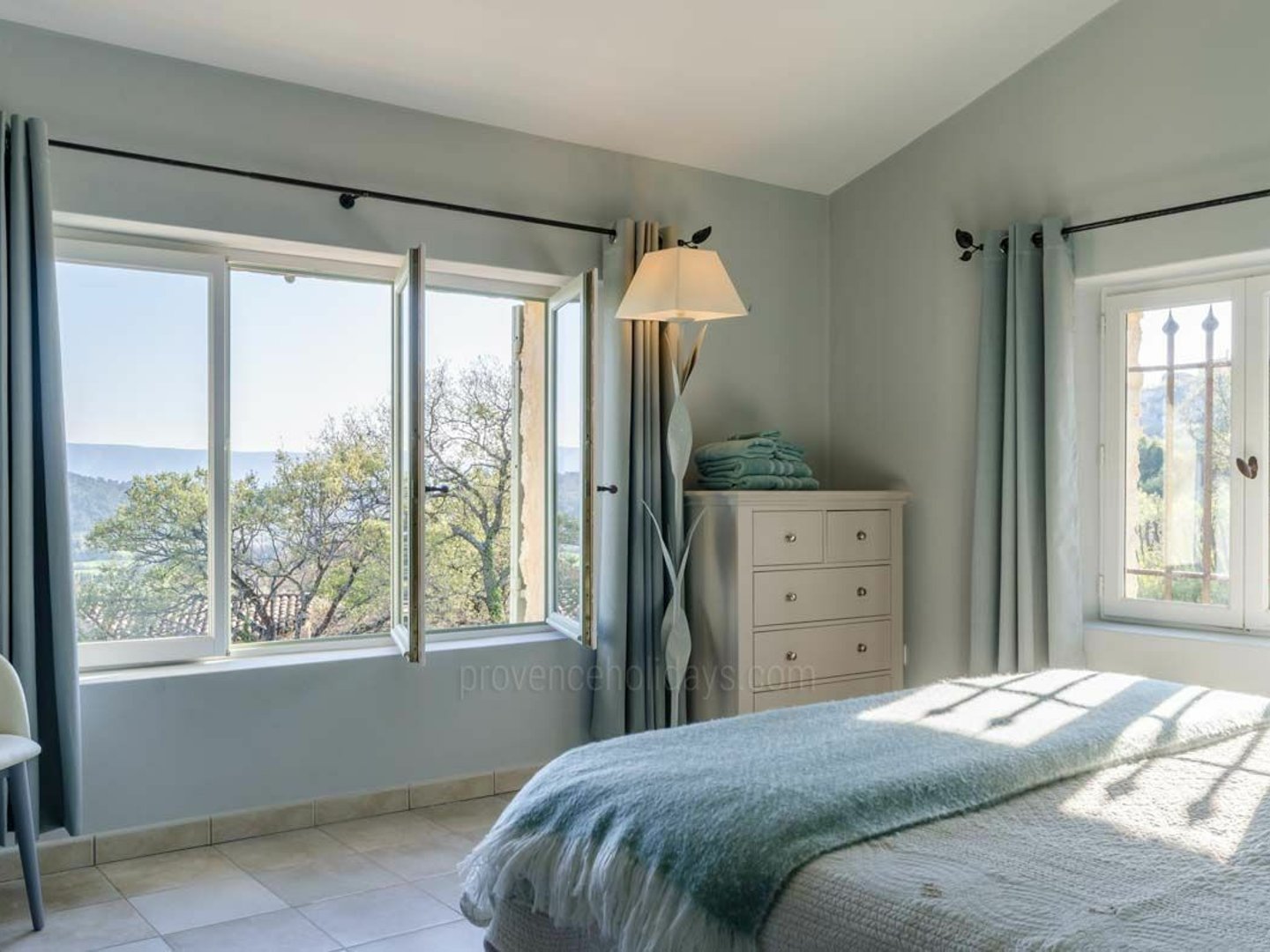 39 - Le Mas de Gordes: Villa: Bedroom