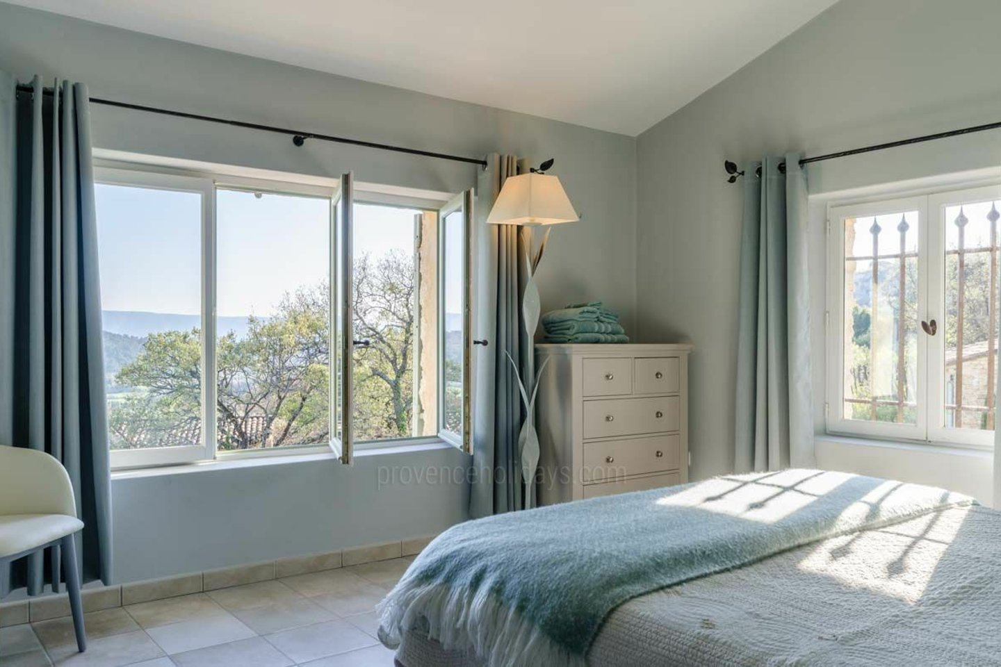 39 - Le Mas de Gordes: Villa: Bedroom