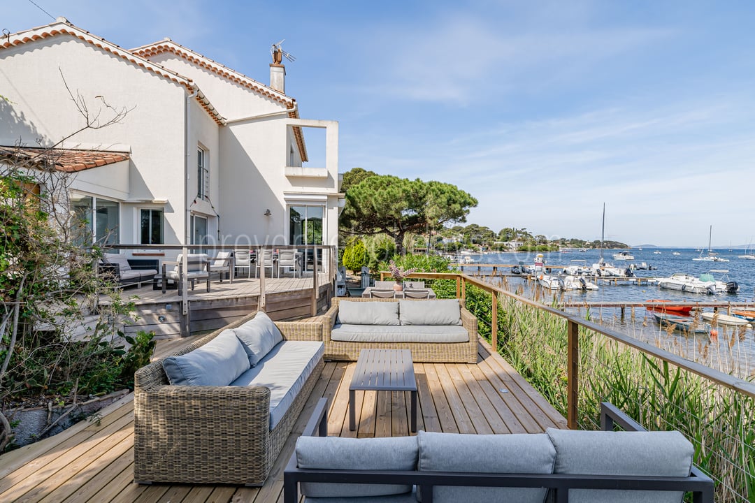 4 - Villa Les Pieds Dans L\'eau: Villa: Exterior
