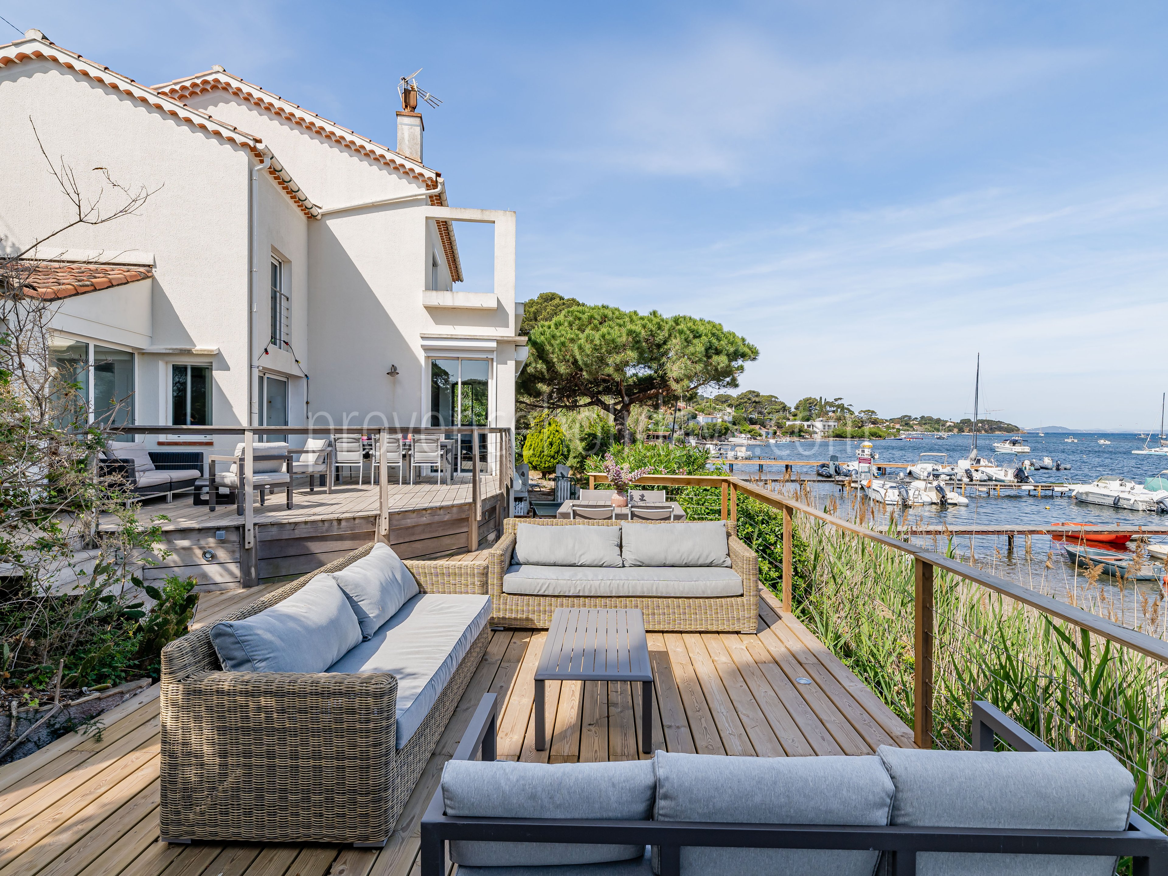4 - Villa Les Pieds Dans L\'eau: Villa: Exterior