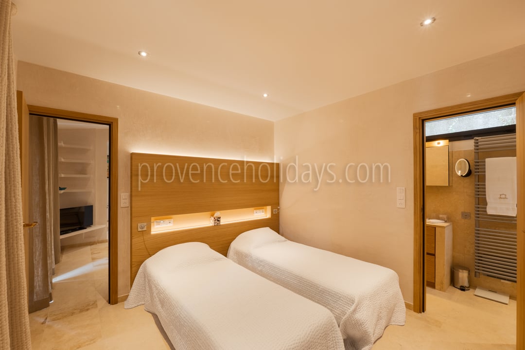 17 - Domaine Three Lakes: Villa: Bedroom