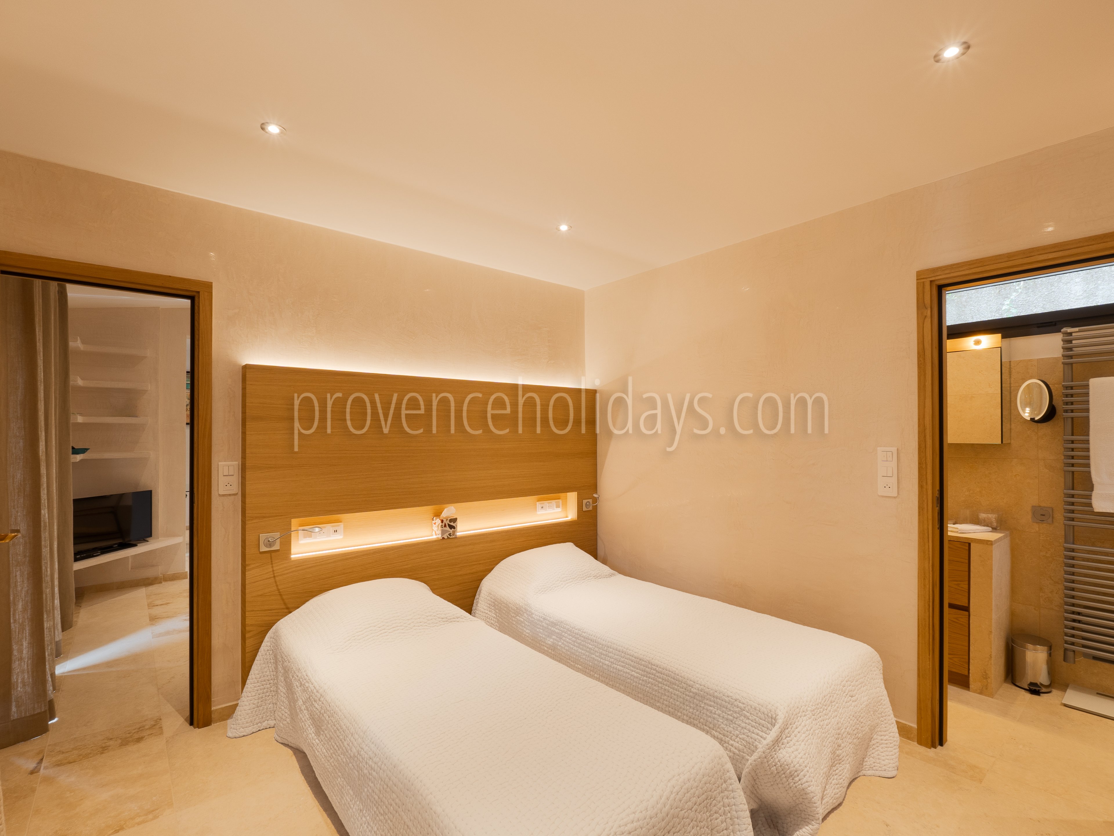 17 - Domaine Three Lakes: Villa: Bedroom