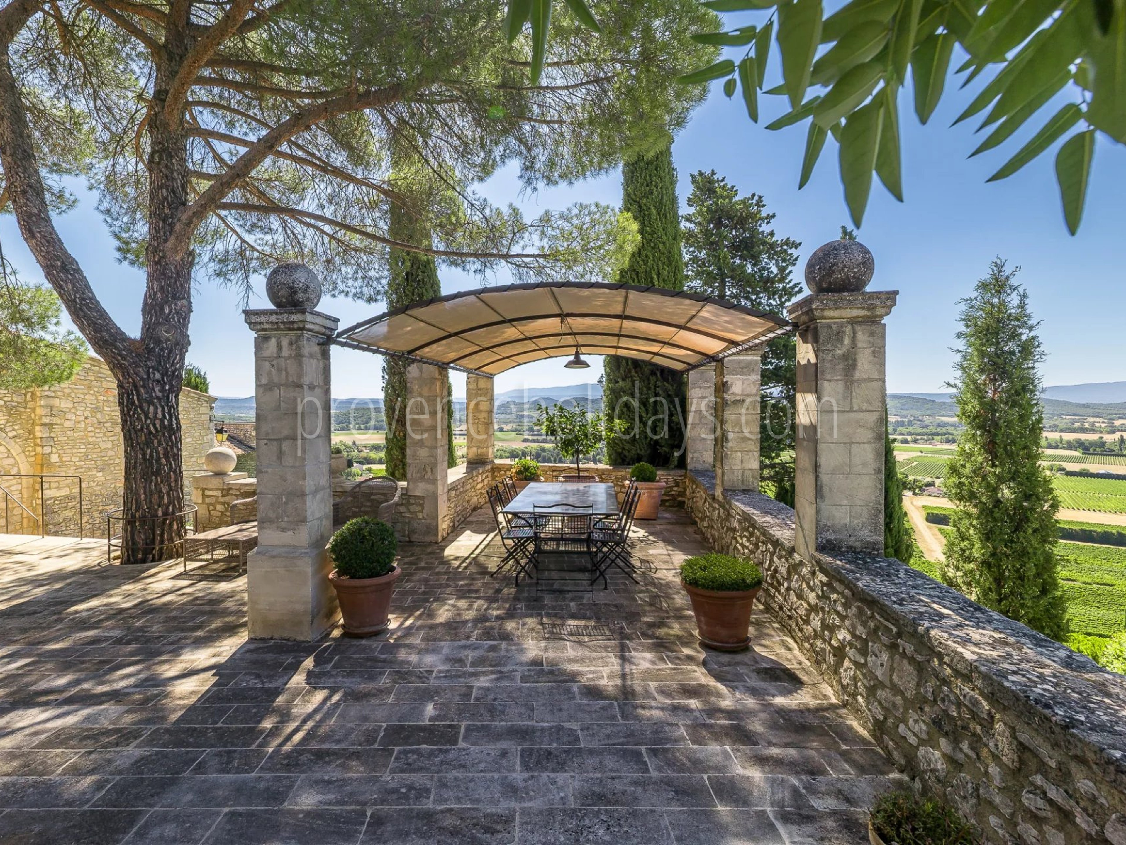 5 - Historic residence in Gordes: Villa: Exterior