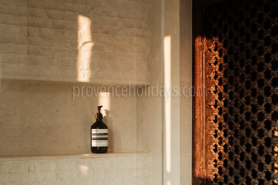 25 - La Bastide de Maussane: Villa: Bathroom
