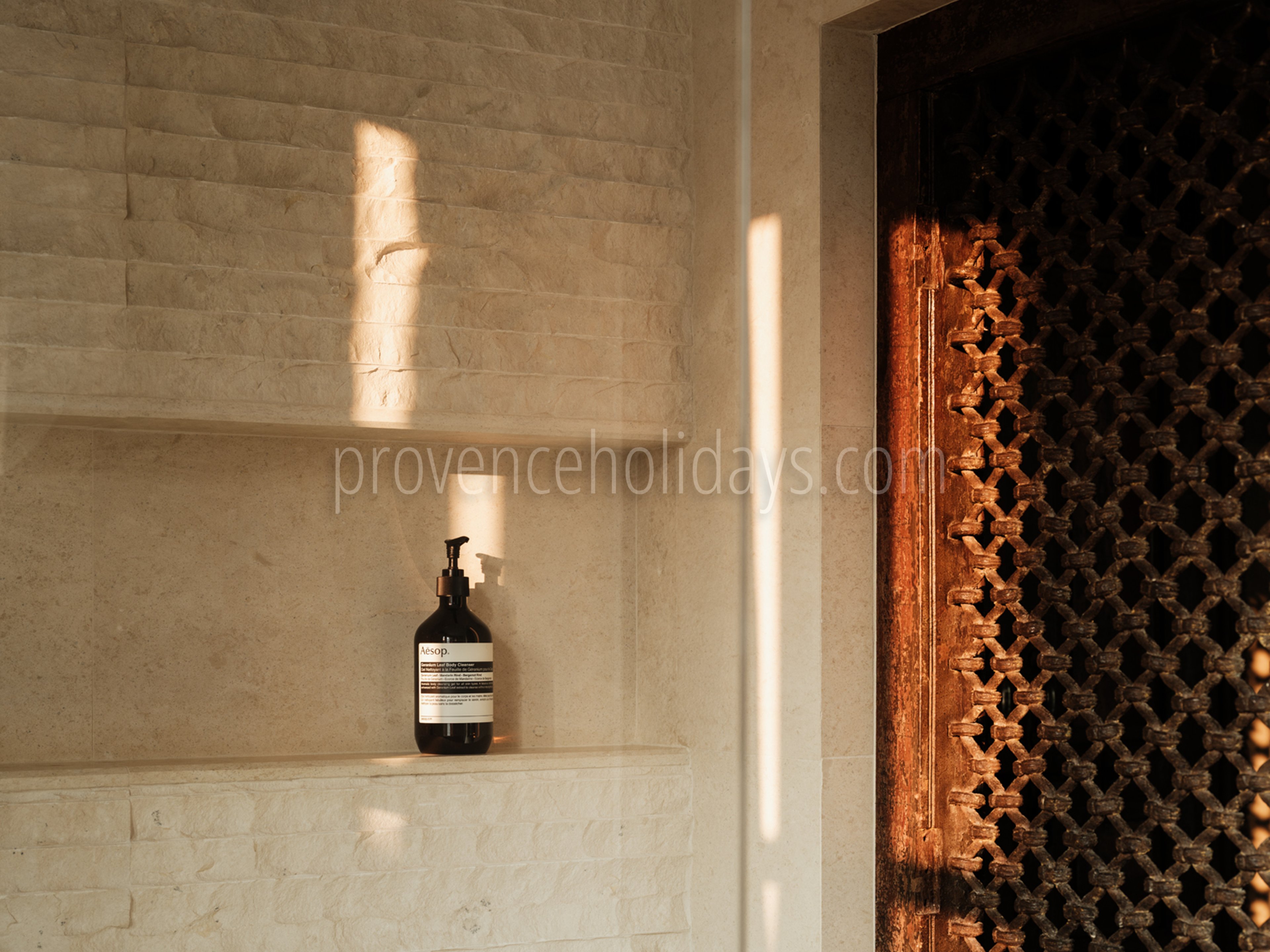 25 - La Bastide de Maussane: Villa: Bathroom