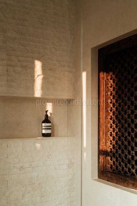 25 - La Bastide de Maussane: Villa: Bathroom