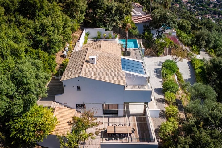 22 - Hedendaagse villa in Cavalaire-sur-Mer: Villa: Exterior