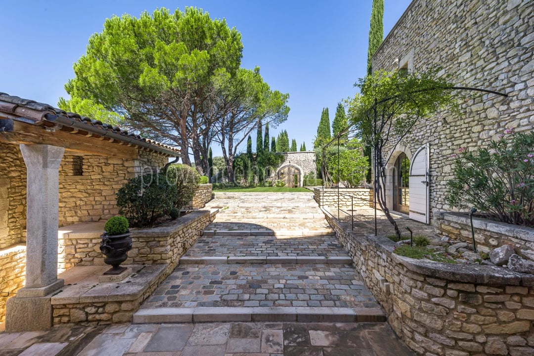 10 - Historic residence in Gordes: Villa: Exterior